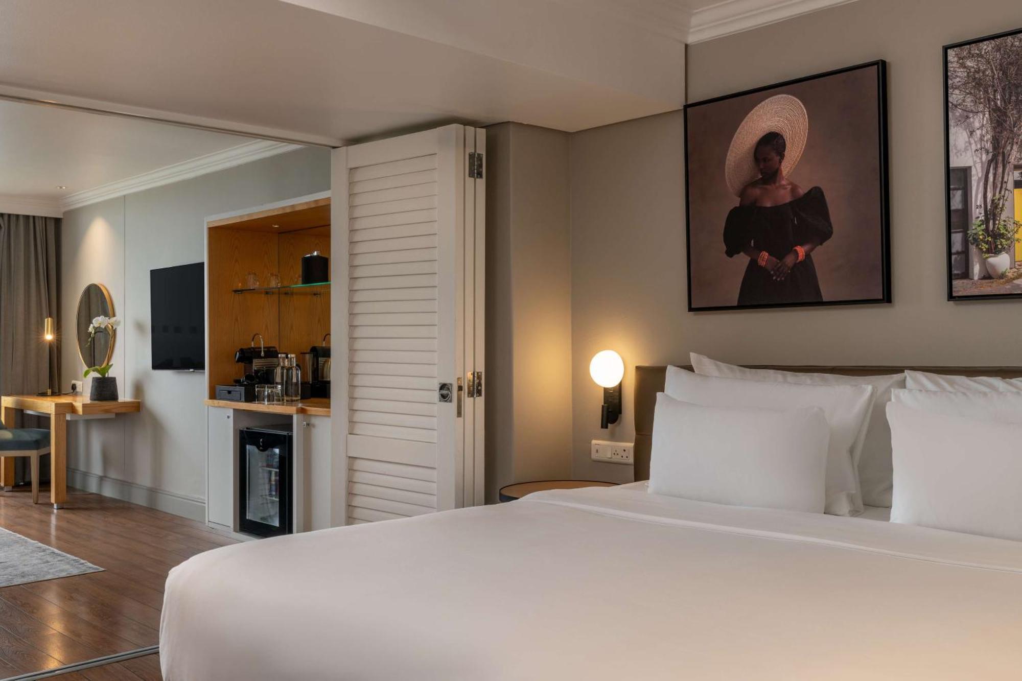 Radisson Collection Hotel, Waterfront Cape Town Dış mekan fotoğraf A room at the hotel