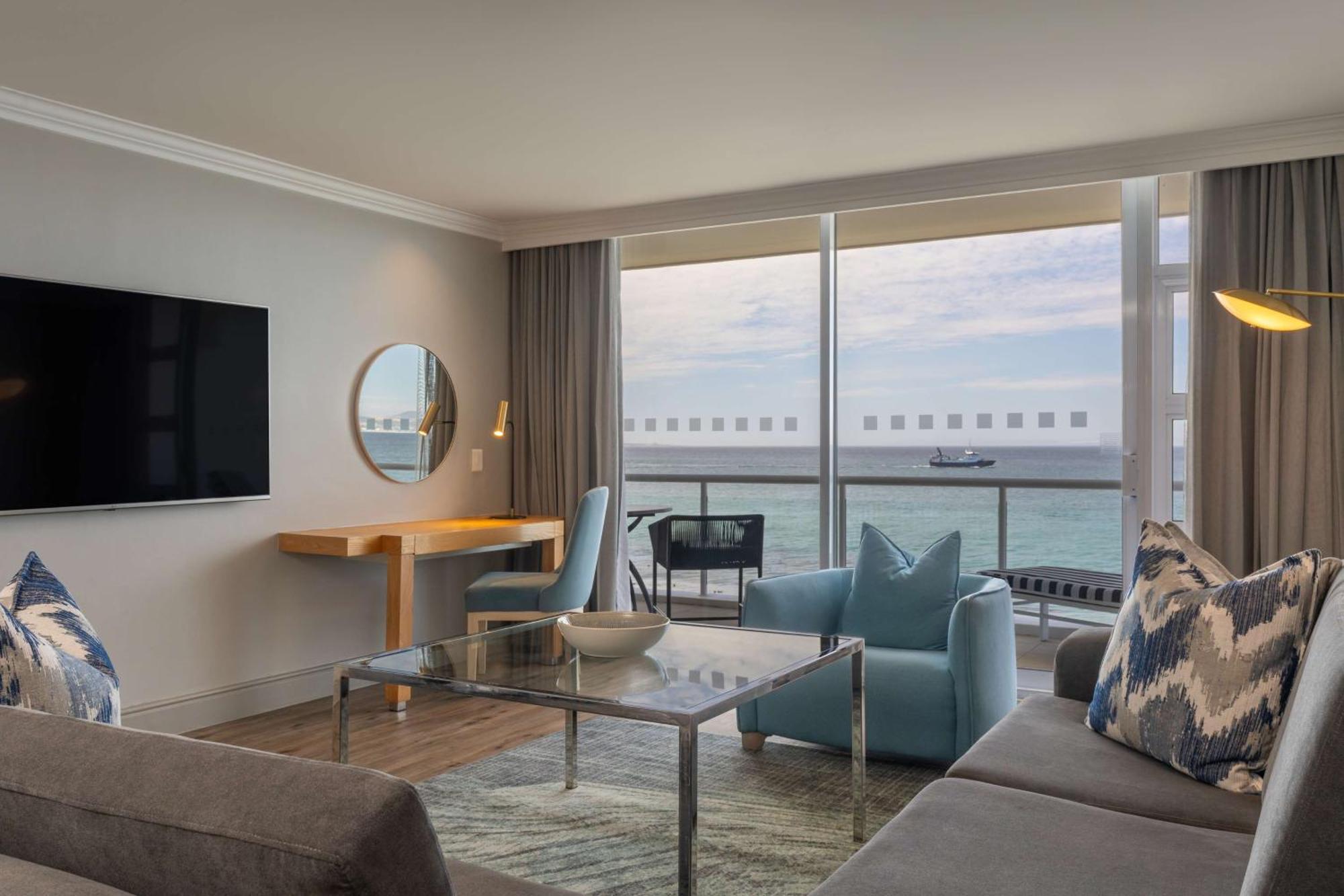 Radisson Collection Hotel, Waterfront Cape Town Dış mekan fotoğraf A suite at the Hilton San Diego Bayfront